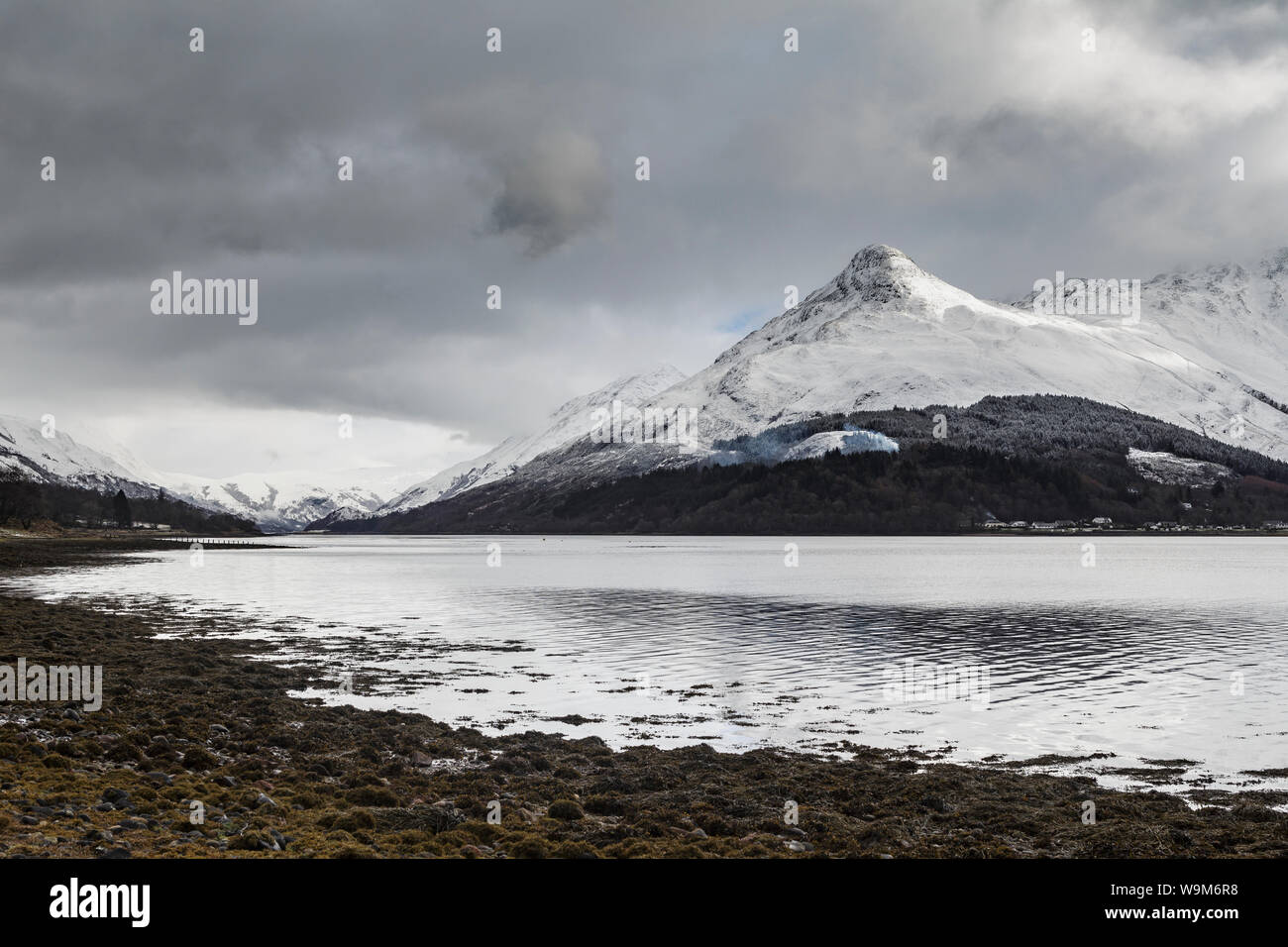 El pap de Glencoe cubierto de fuertes nevadas, en las Tierras Altas de Escocia, Reino Unido. Foto de stock