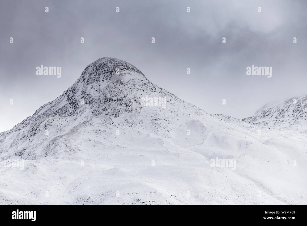 El pap de Glencoe cubierto de fuertes nevadas, en las Tierras Altas de Escocia, Reino Unido. Foto de stock