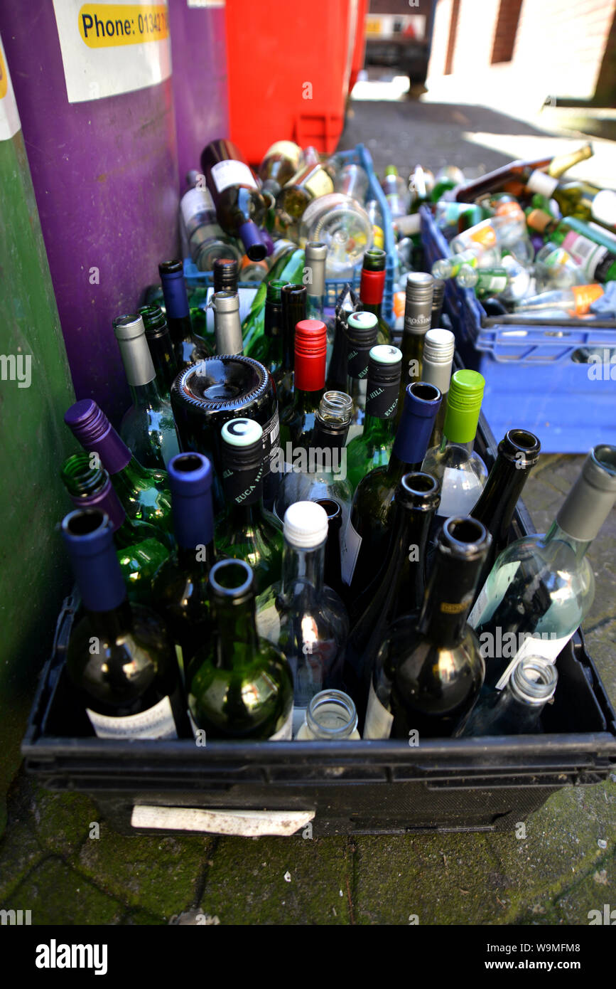 Una selección de vino y botellas de cerveza vacías foto establecidos para el reciclaje en Brighton, East Sussex, Reino Unido. Foto de stock