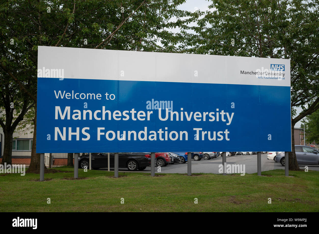 La señalización de la Universidad de Manchester NHS Foundation Trust en Wythenshawe Hospital ubicado en el sur de Manchester, Reino Unido. Foto de stock