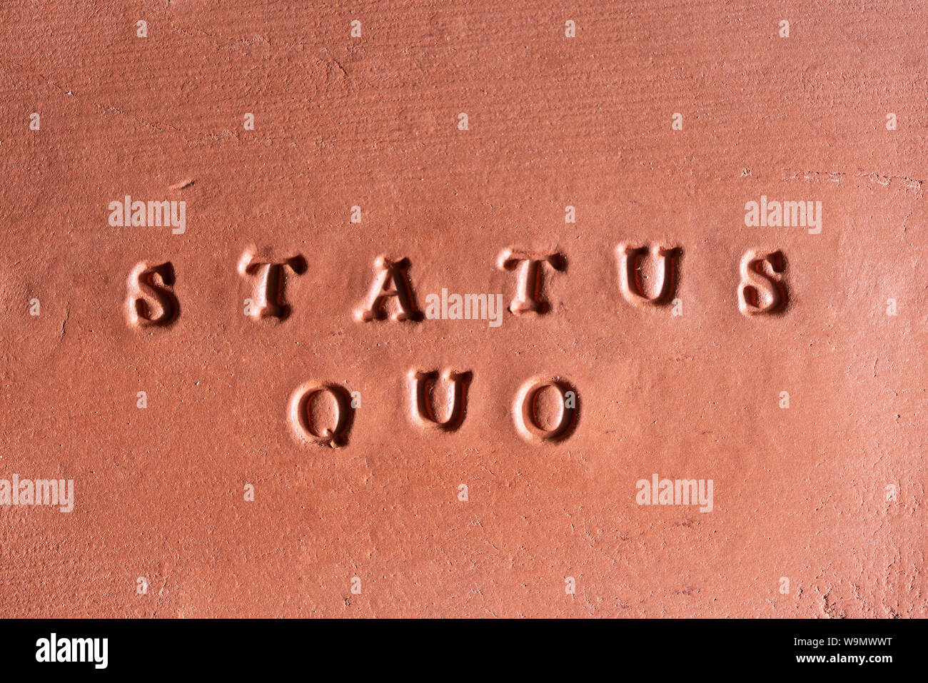 La frase "status quo", escrita en latín, en una tableta de terracota