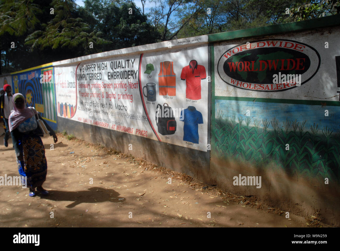 Signo de bordado Anuncio pintado en la pared en Lilongwe, Malawi, África. Foto de stock