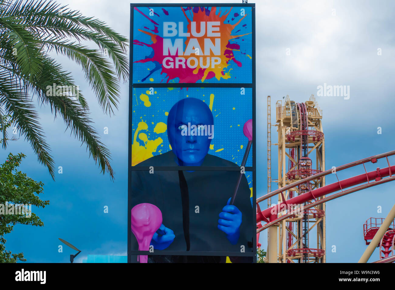 Orlando, Florida. Agosto 07, 2019. Signo de Blue Man Group y Hollywood Rip Ride Rockit rollercoaster en Universal Studios Foto de stock