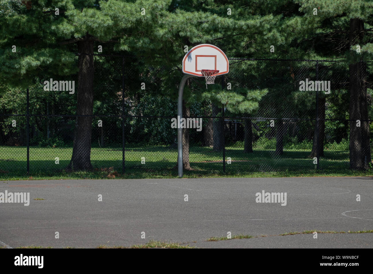 Cancha de baloncesto vacía en Rahway NJ Foto de stock