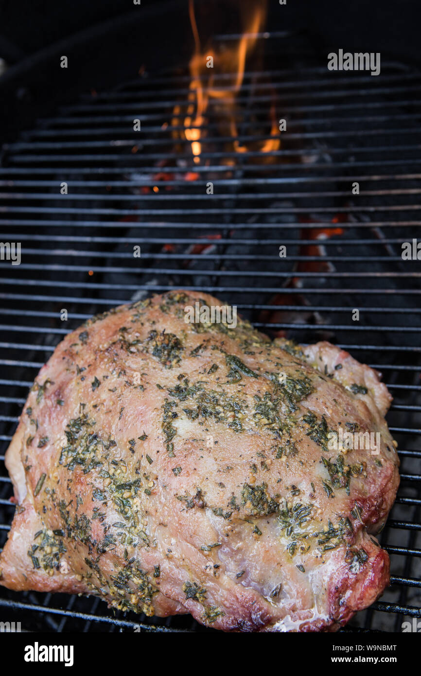Paletilla de Cordero marinado cocinar en una barbacoa al aire libre en el  jardín Fotografía de stock - Alamy