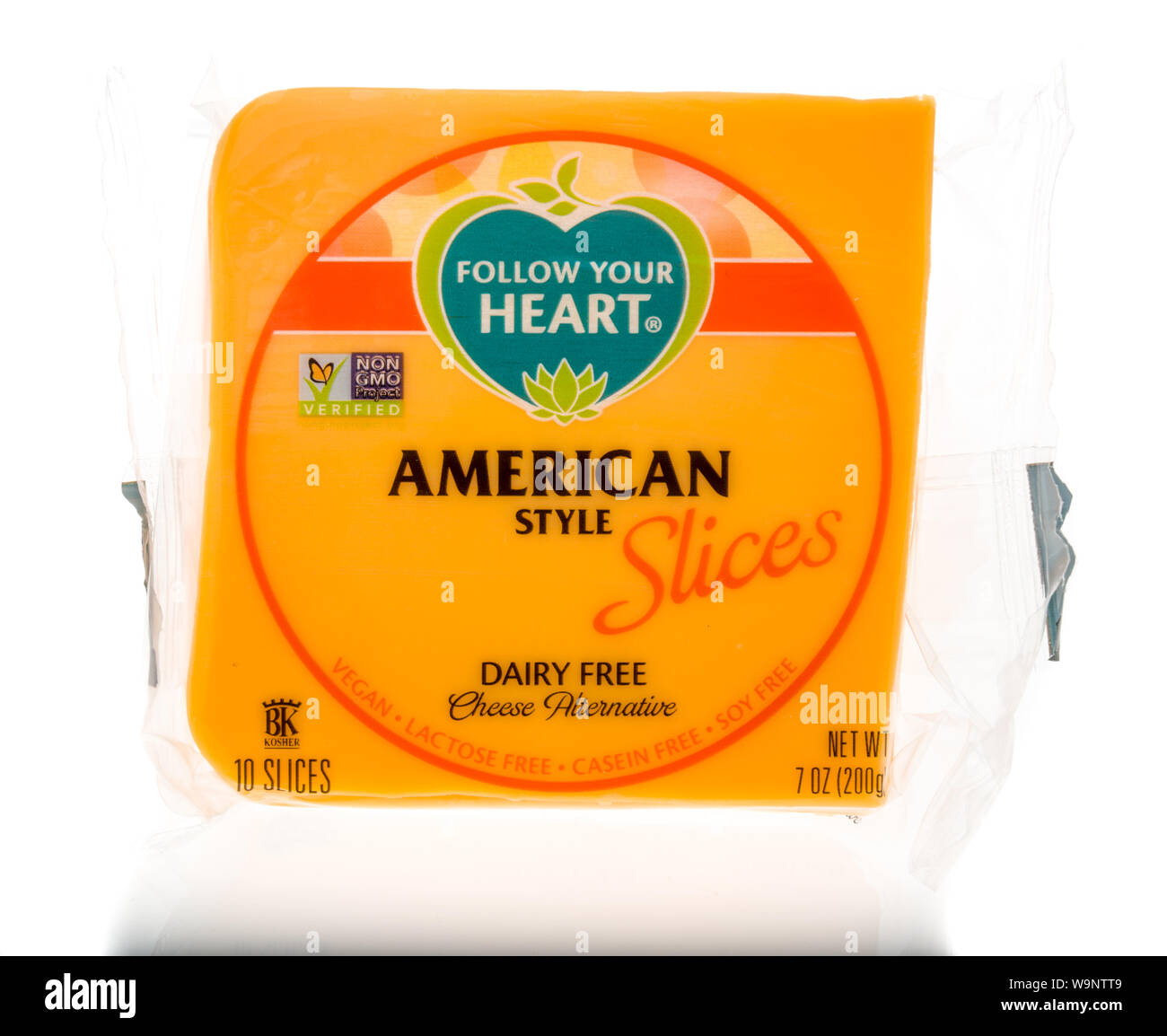 Winneconne, WI - 14 de agosto de 2019 : un paquete de seguir tu corazón estilo americano rebanadas de queso vegano sobre un fondo aislado Foto de stock