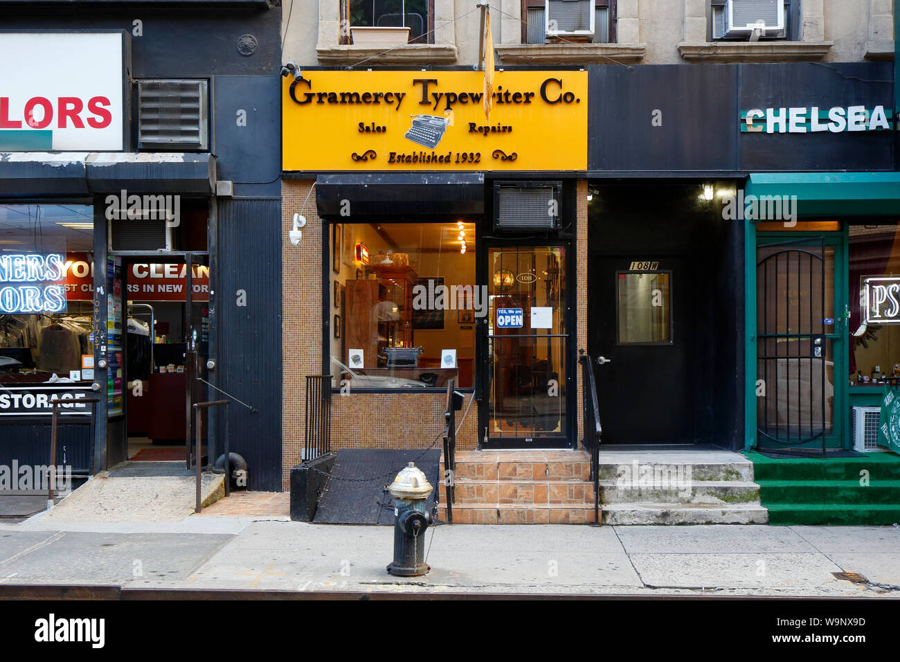 Gramercy Typewriter Company, 108 W. 17th Street, New York, NY. exterior del escaparate de una tienda de reparación en el barrio de Chelsea, en Manhattan. Foto de stock