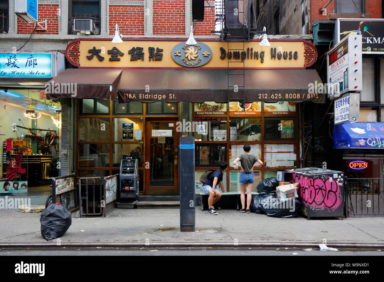 Vanessa's Dumpling House, 118 A Eldridge St, New York, NY. exterior del escaparate de una tienda de dumpling chino en Manhattan Chinatown. Foto de stock