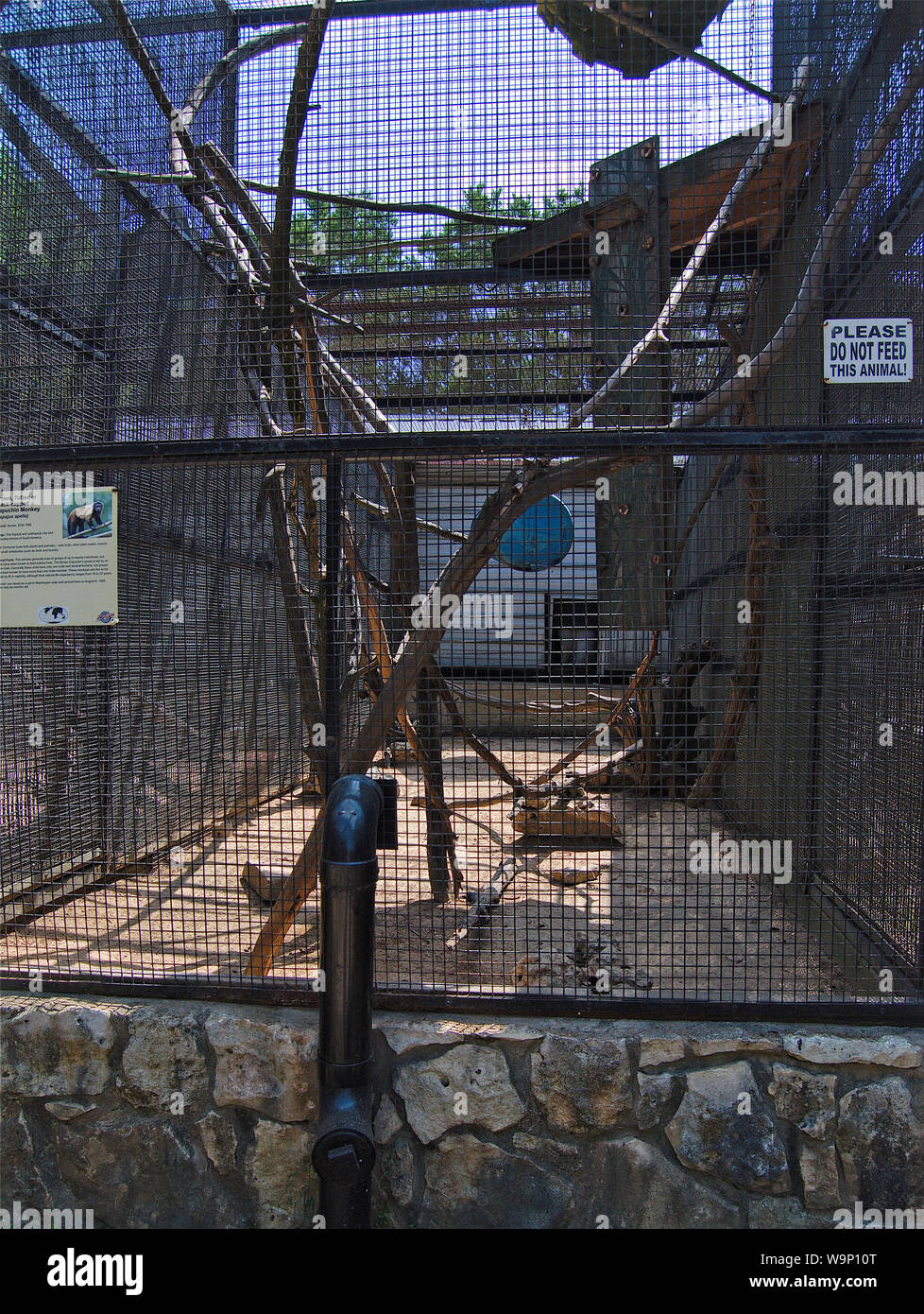 Jaula de monos en el zoo Fotografía de stock - Alamy