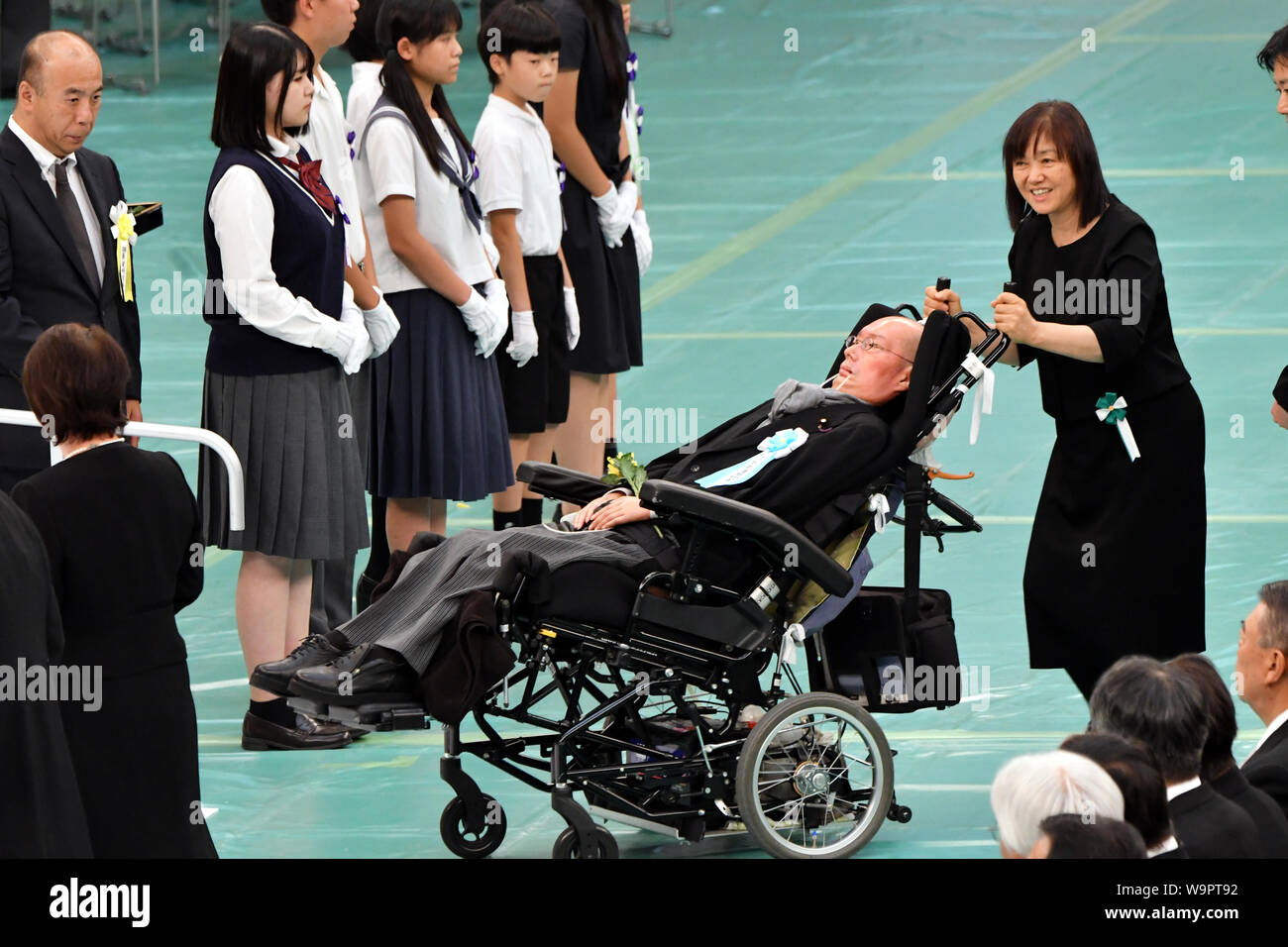 Tokio, Japón. 15 Aug, 2019. En representación de su grupo político,  Yasuhiko Funago, un recién elegido en silla de ruedas político, asiste a la  ceremonia de conmemoración anual de las Naciones 3,1