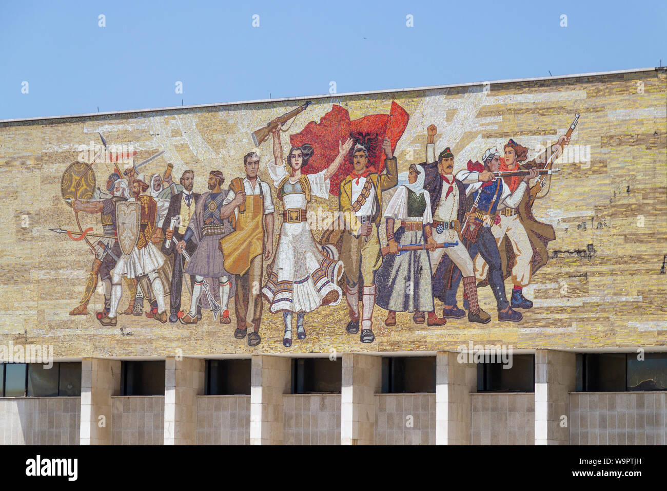 TIRANA, Albania - Mayo 27, 2018: Mosaico de propaganda socialista y revolucionaria heroica por encima del Museo Nacional de Historia en Tirana Foto de stock