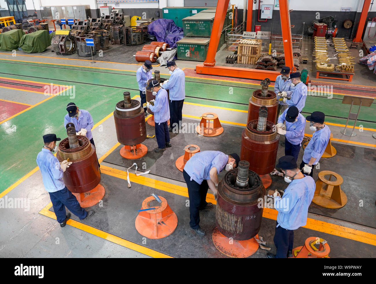 190815) -- Chongqing, Agosto 15, 2019 (Xinhua) -- Los trabajadores limpiar  los esqueletos en altas temperaturas en un taller de mantenimiento de  grandes componentes de locomotora ferroviaria China Chengdu Grupo en  Chongqing,