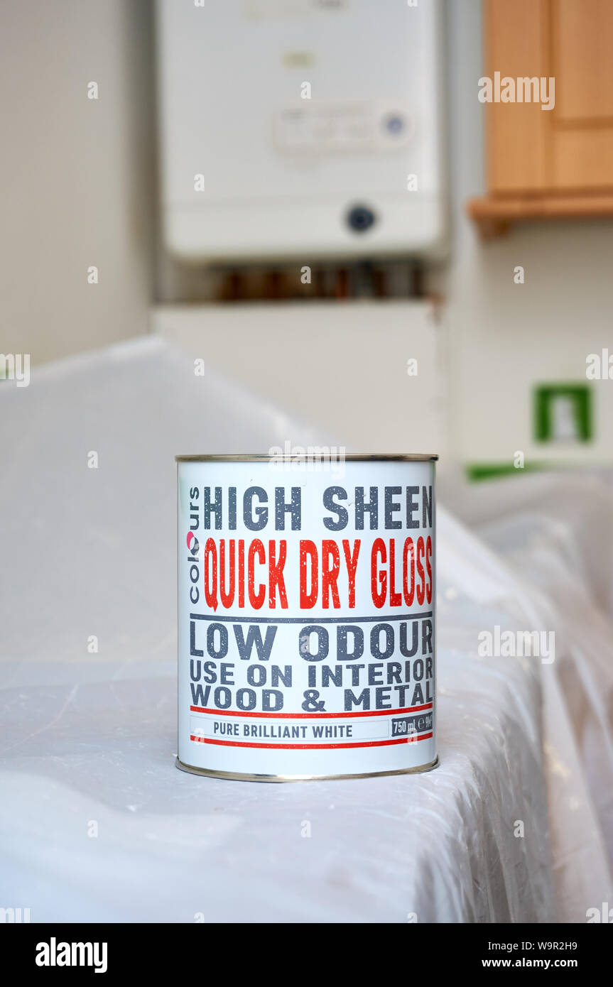 Lata de pintura de secado rápido blanco brillante Foto de stock