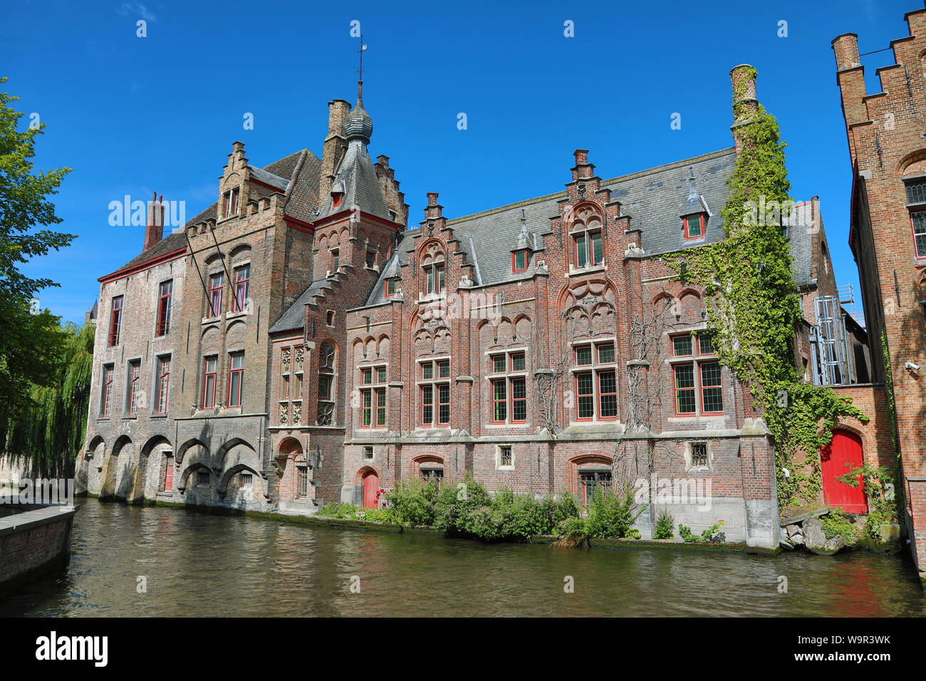 Los edificios a lo largo de los canales, Brujas, Bélgica Foto de stock