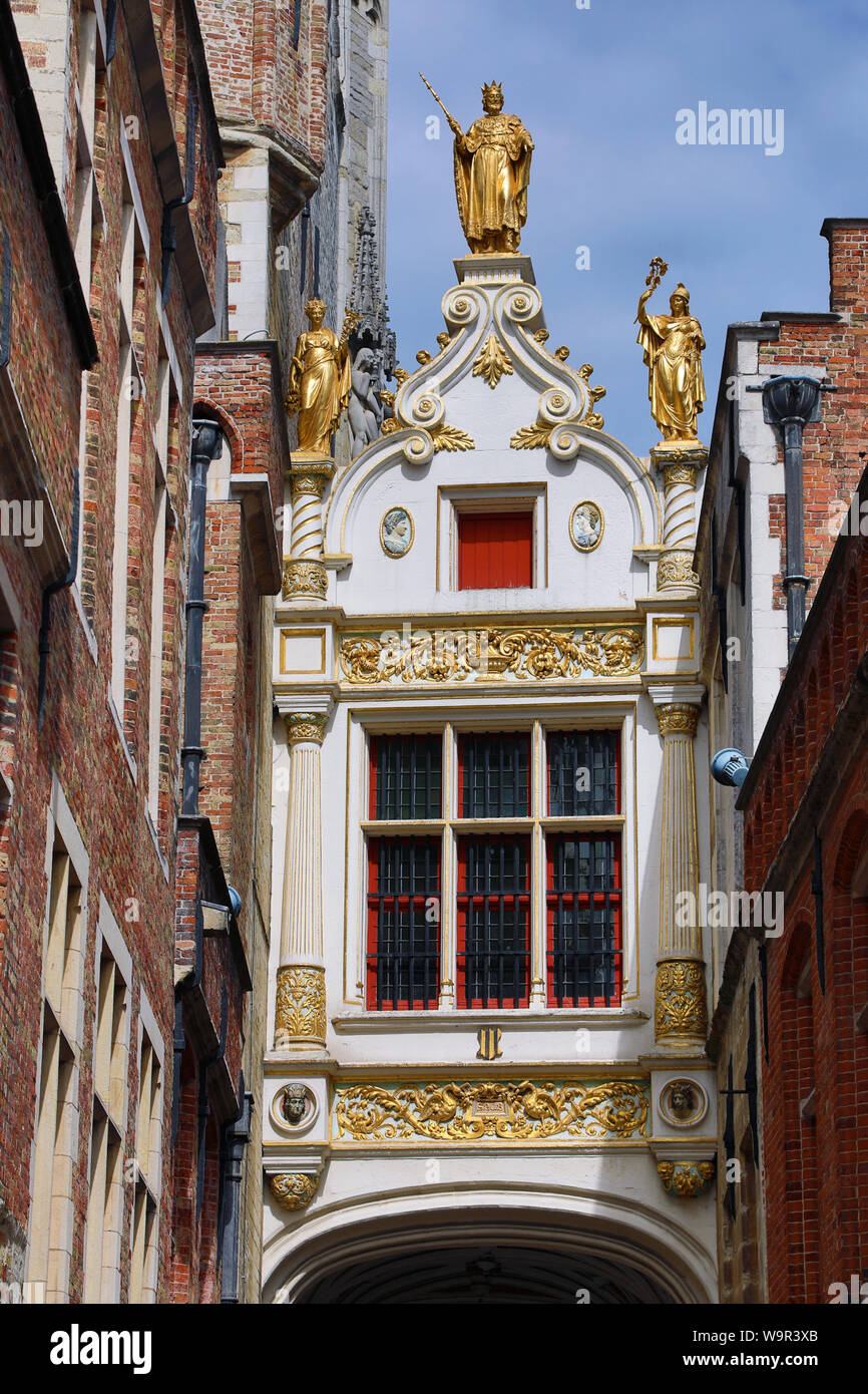 Arco cubierto entre el Ayuntamiento, el Stadhuis, y antiguo líder del Registro Civil en la plaza Burg, Brujas, Bélgica Foto de stock