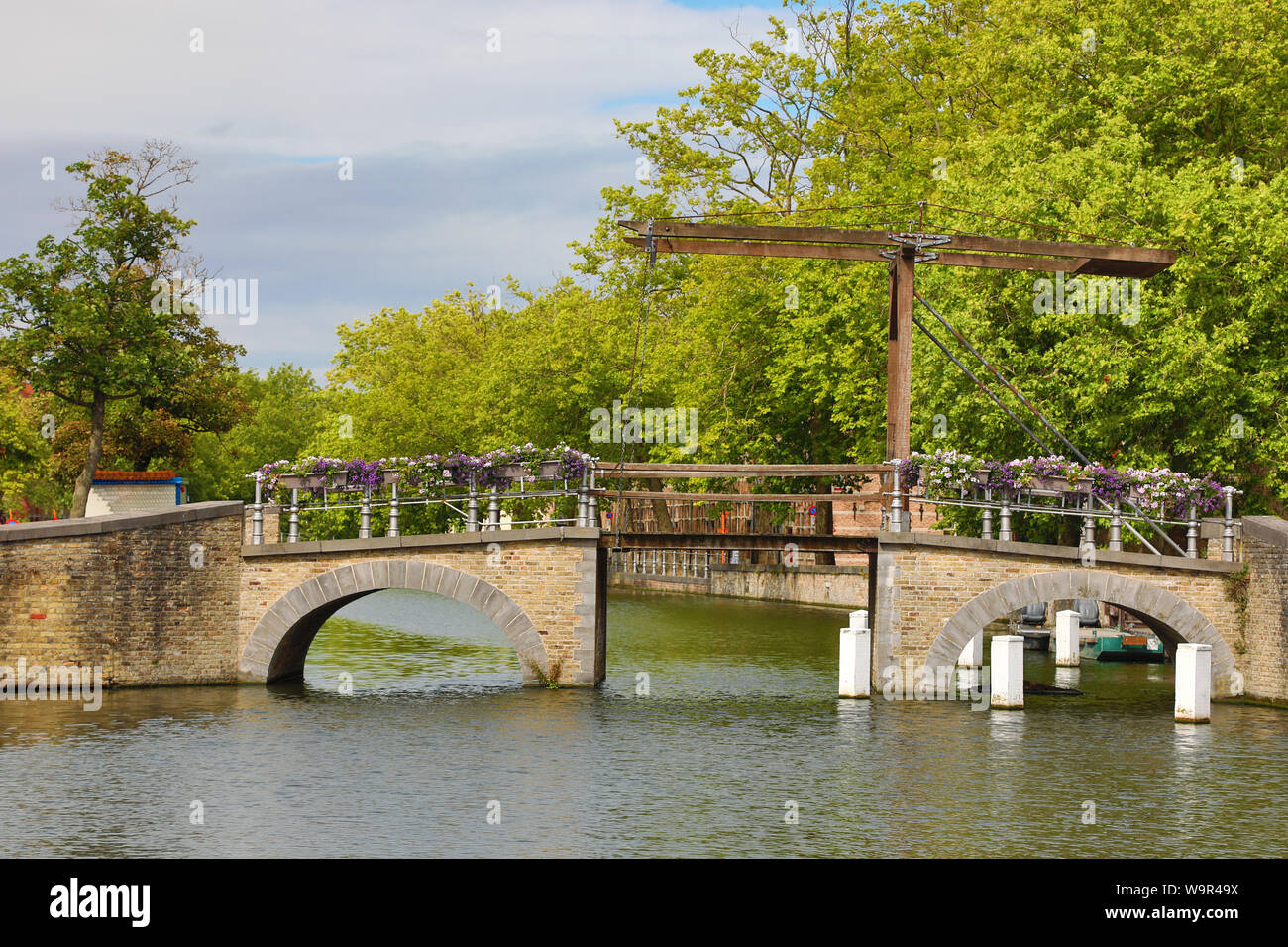 Levantamiento de madera Puente sobre el canal Langerei, Brujas, Bélgica Foto de stock