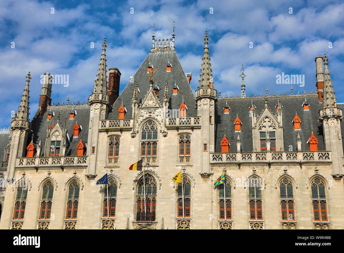 La Provinciaal Hof o provincia Court, un edificio neogótico en la plaza del mercado de Brujas, Bélgica Foto de stock