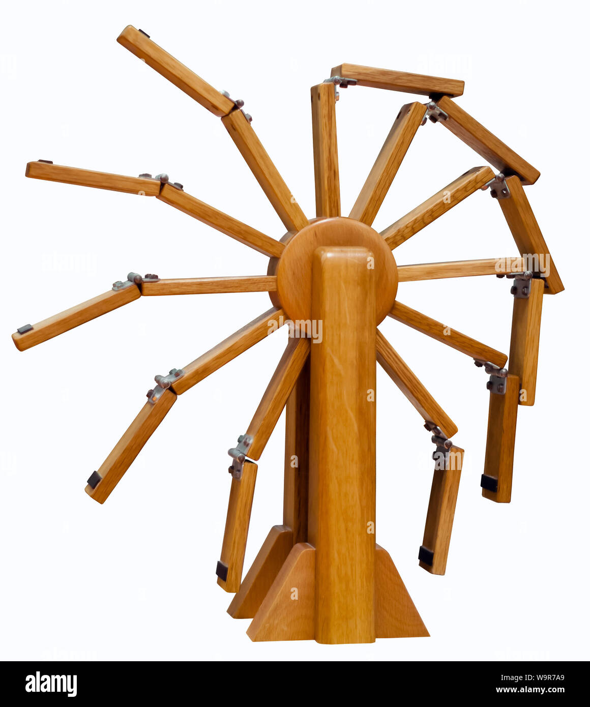 Modelo de máquina de movimiento perpetuo de madera aislado sobre fondo  blanco Fotografía de stock - Alamy