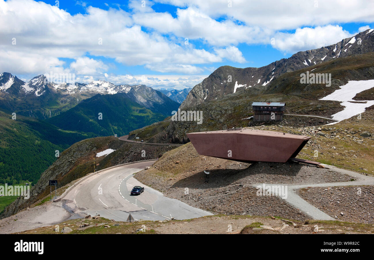 Pass museum, Timmelsjoch alto alpino road, passo del rombo, curvas, deportivos, South-Tyrol, Austria, Italia, Europa Foto de stock