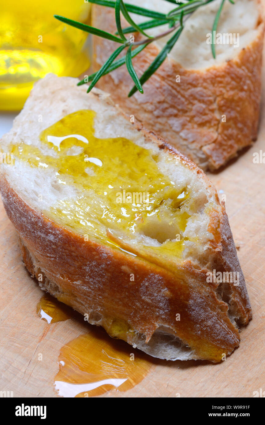 Rebanada de pan con aceite de oliva Foto de stock