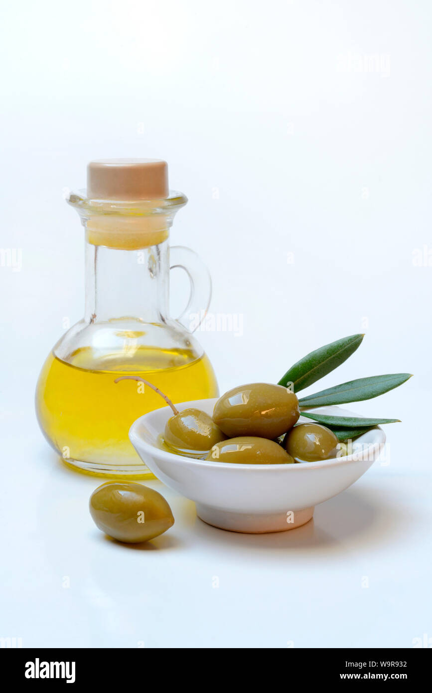 En Schale gruene Oliven und Flasche Olivenoel, Olea spec., Chalkidiki-Oliven, Griechenland Foto de stock