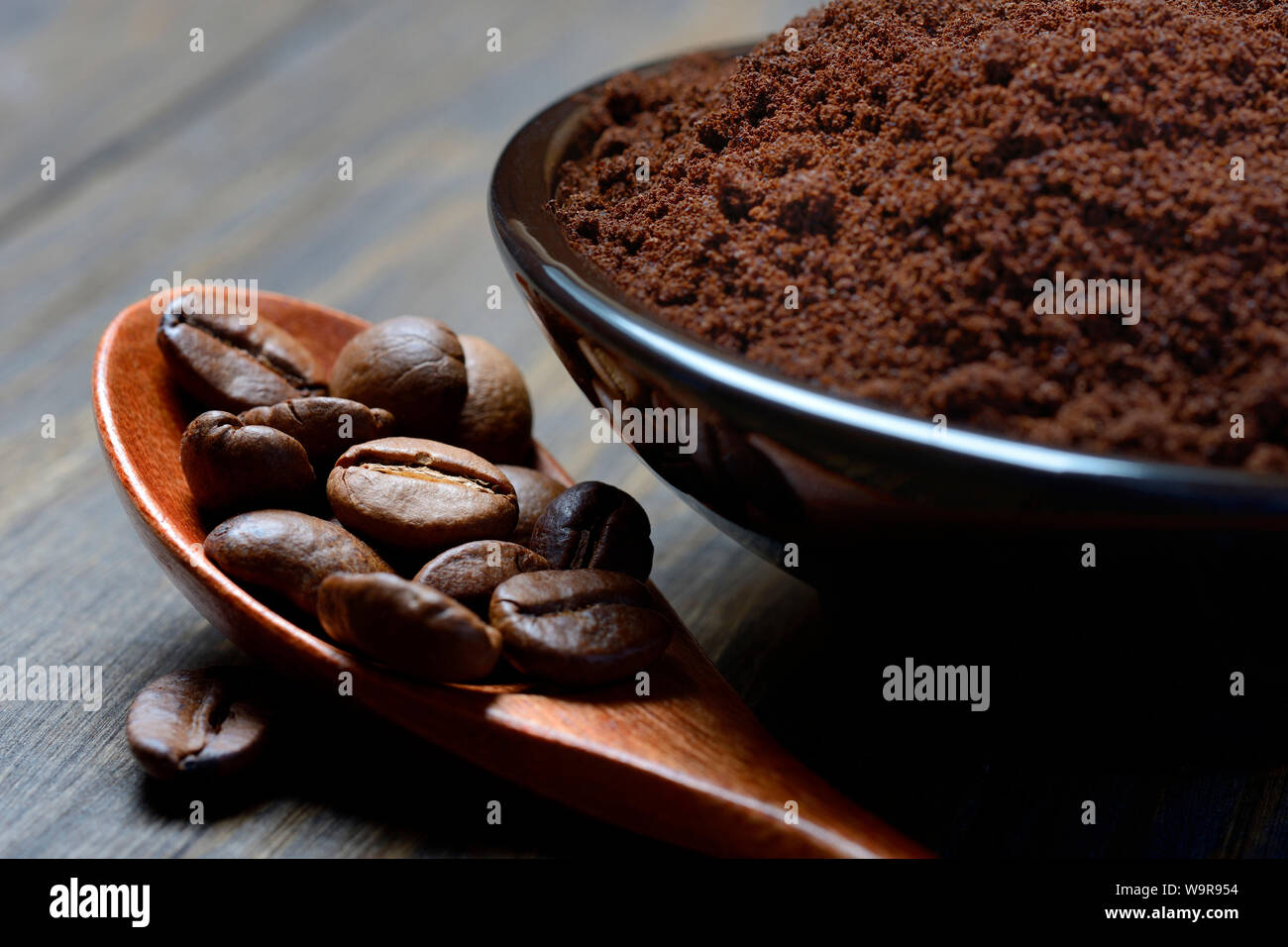 Los granos de café y café en polvo, Coffea arabica Foto de stock