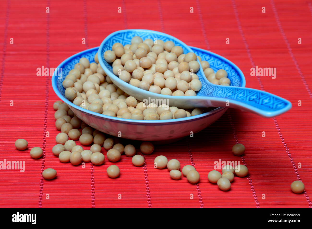 En un tazón, granos de soja Glycine max Foto de stock