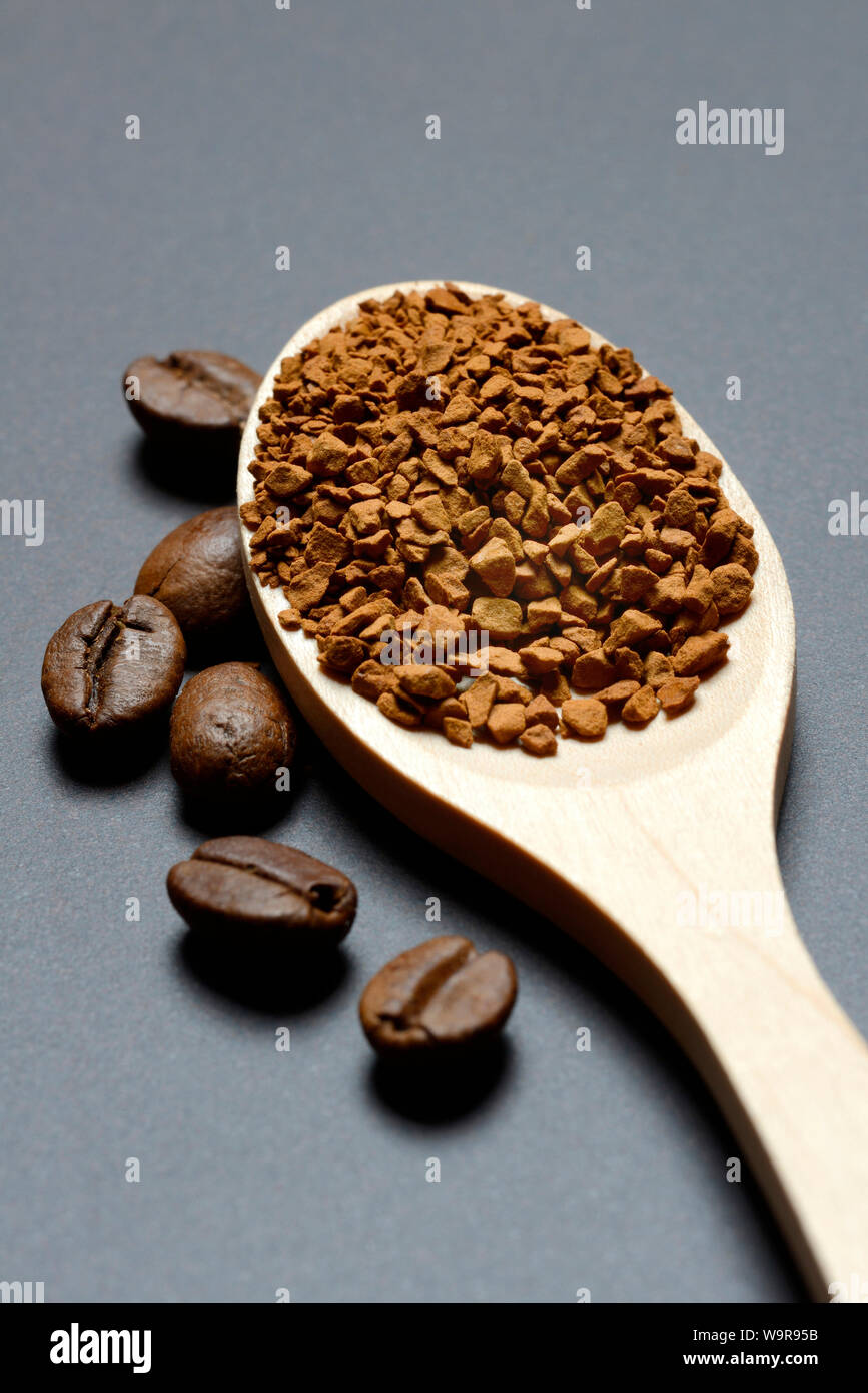 Café instantáneo y granos de café. Foto de stock