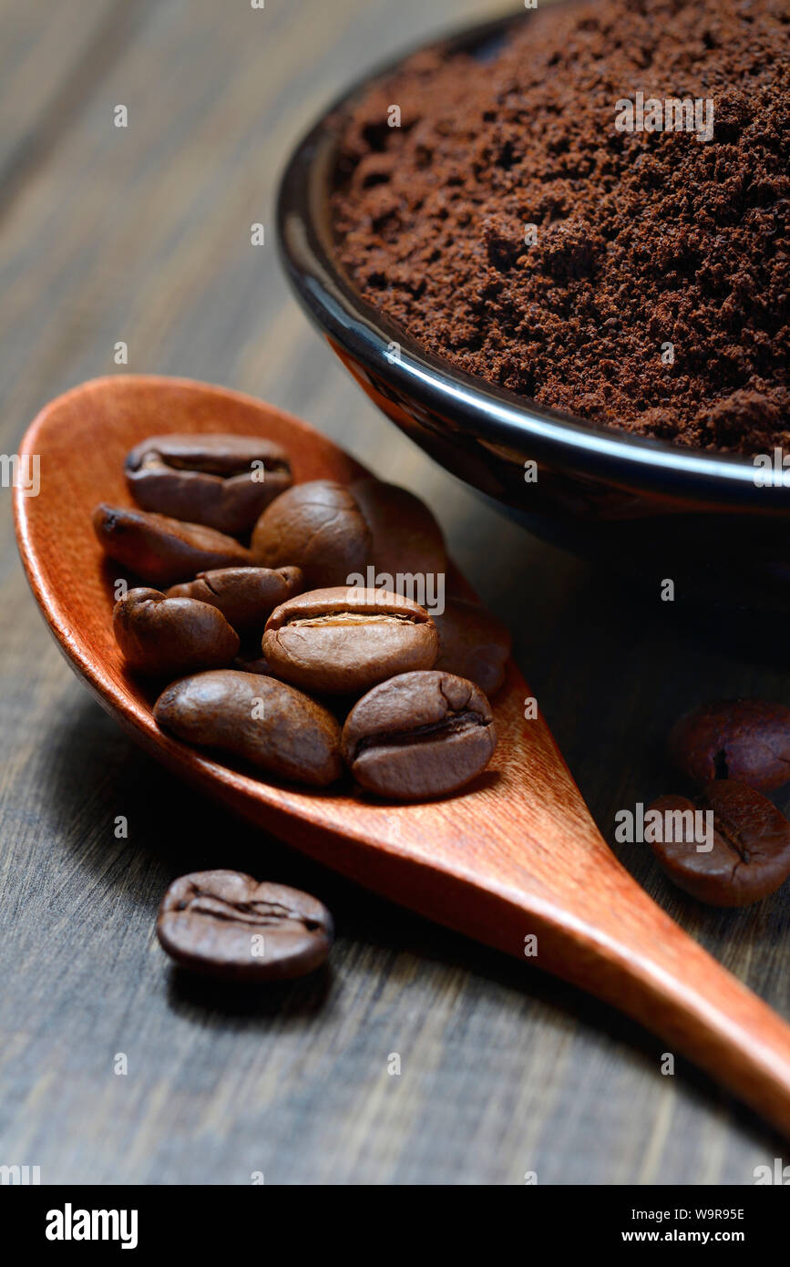 Los granos de café y café en polvo, Coffea arabica Foto de stock