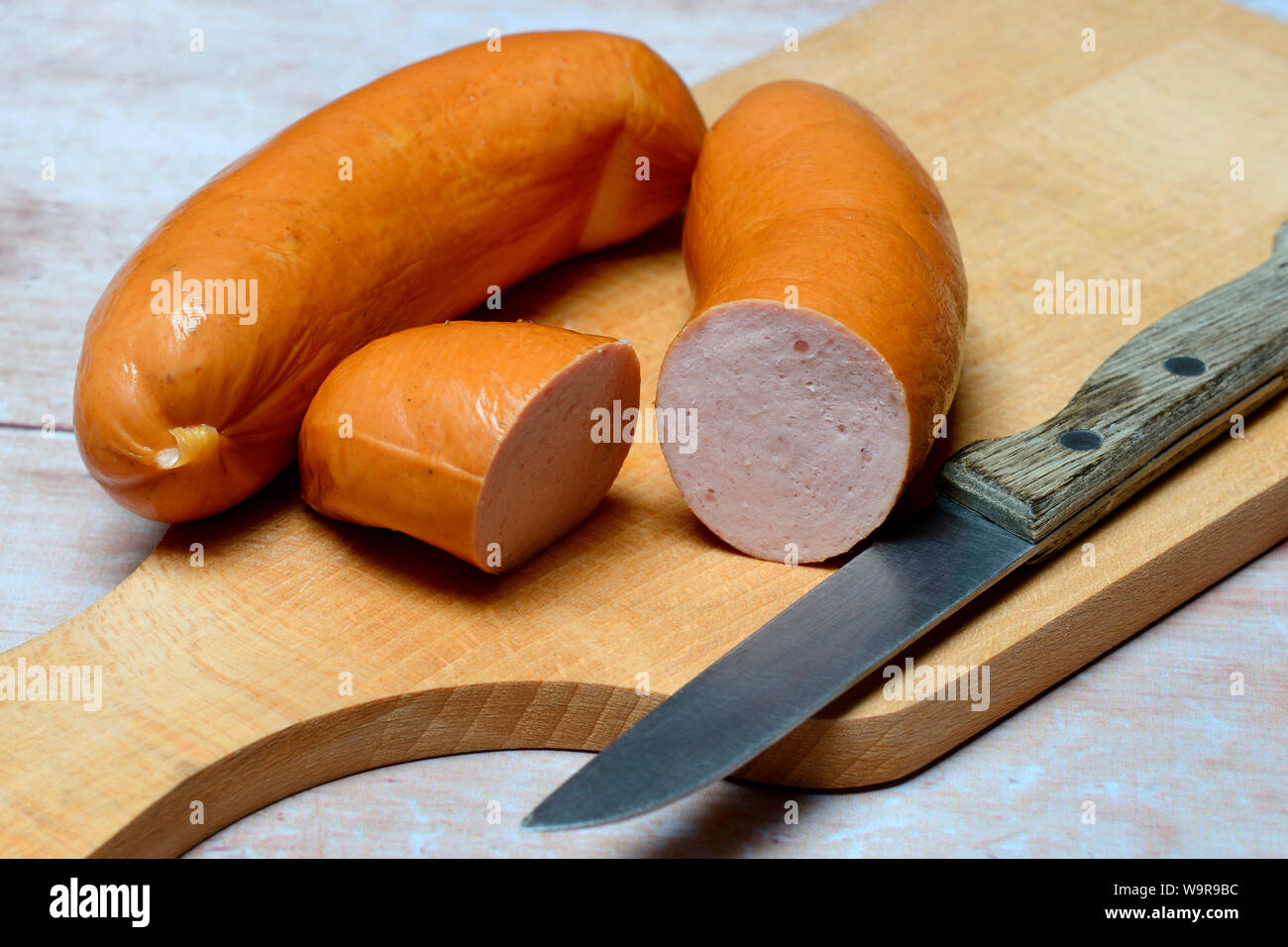 Salchicha de cerdo, tabla de cortar Foto de stock