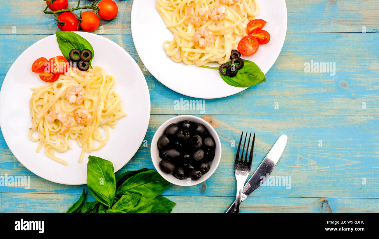 GNOCCIS DE PASTA DE ACEITUNAS NEGRAS CON SALSA DE TOMATE Y LANGOSTINOS