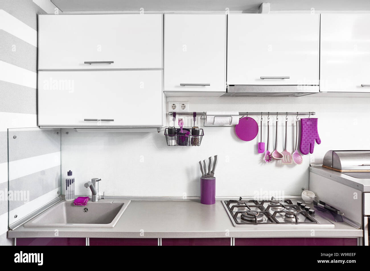 Cocina interior en color morado, blanco y colores grises. Moderna cocina  ultravioleta el diseño de la habitación. La moderna decoración interior  Fotografía de stock - Alamy