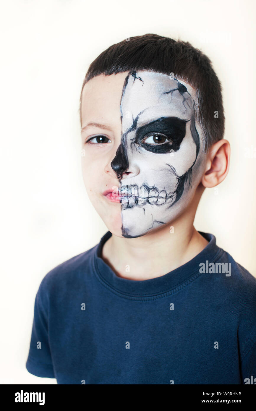 Poco chico lindo con pintura facial como esqueleto para celebrar Halloween,  el estilo de vida de personas concepto Fotografía de stock - Alamy