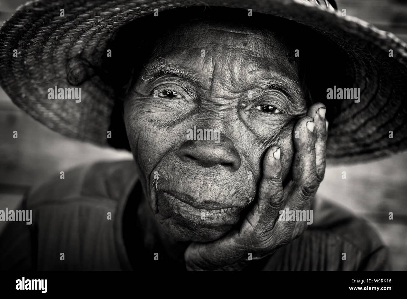Vieja hermosa mujer con sombrero tradicional de Anakao, Madagascar. Debido a una crisis política de Madagascar es uno de los países más pobres del mundo Foto de stock