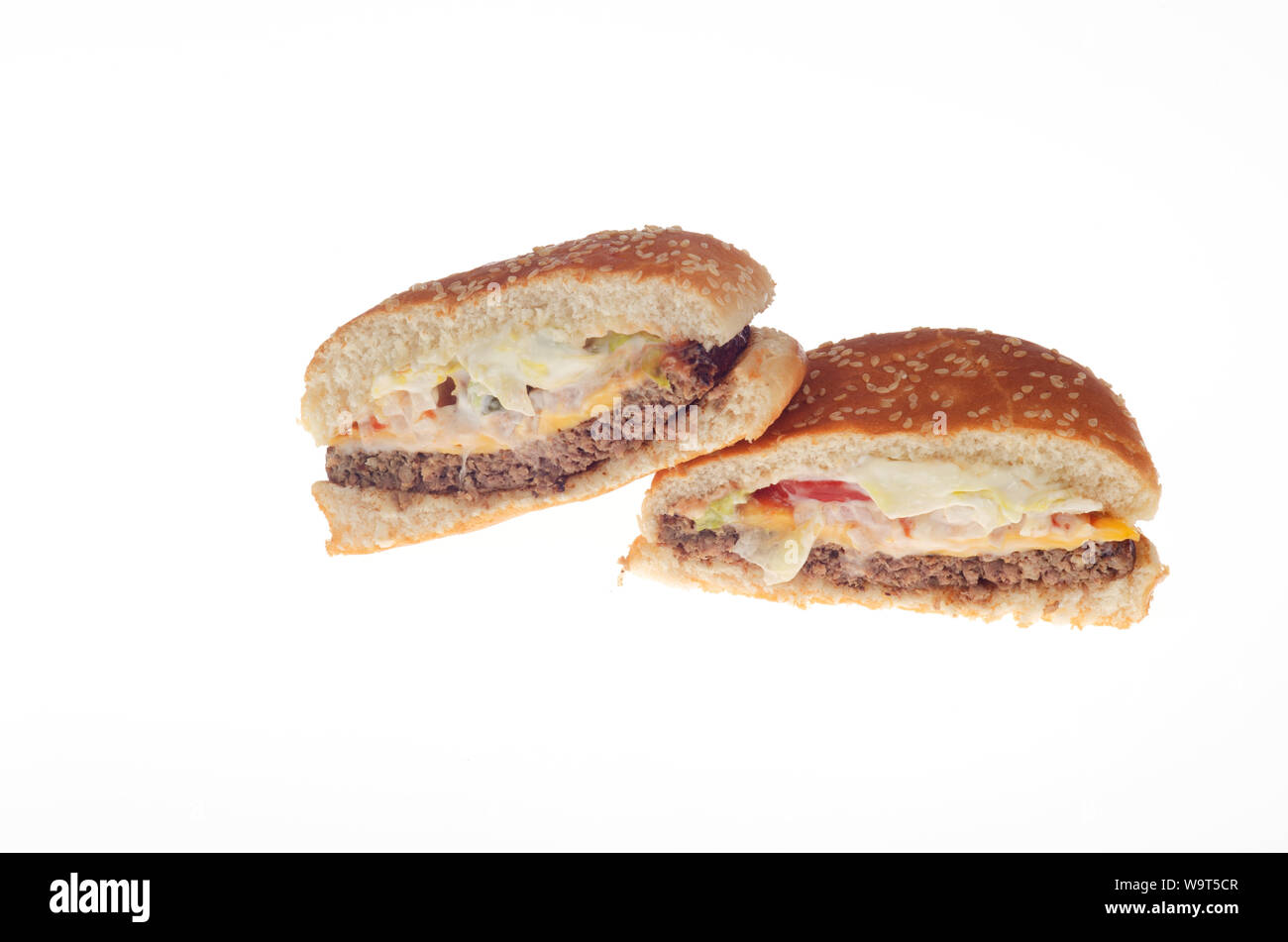 Imposible Burger King Whopper con queso cortado por la mitad mostrando vegetariana, a base de vegetales, carne empanada gratis Foto de stock