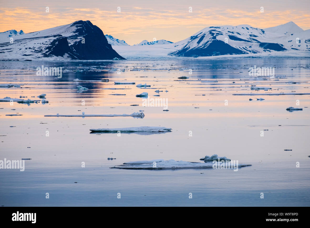 Vistas mar témpanos de hielo en Storfjorden entre Spitsbergen Oeste y en la isla de Barentsøya y Edgeøya islas a Timor en verano ártico. Svalbard Foto de stock