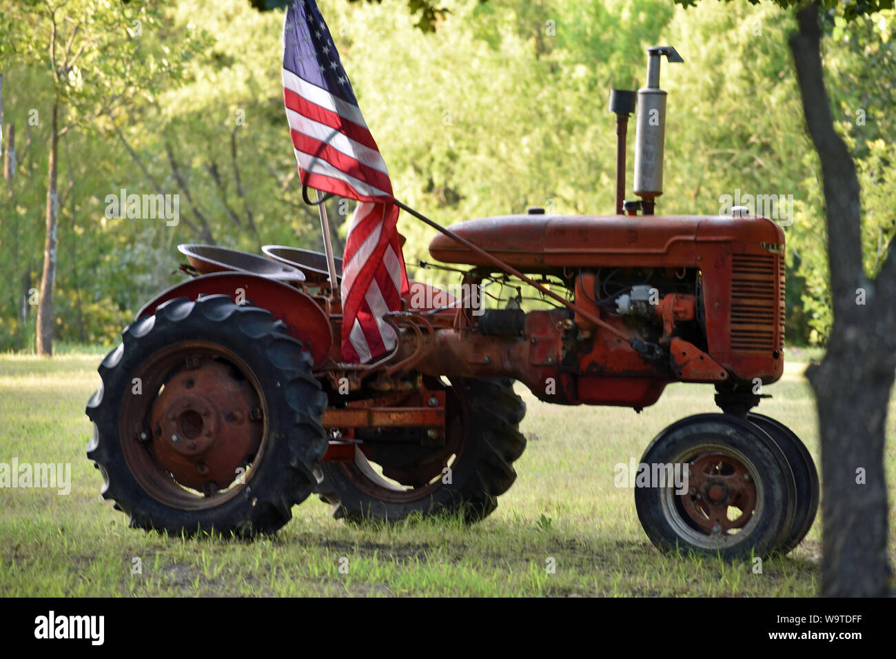 Tractor con Bandera Americana Foto de stock