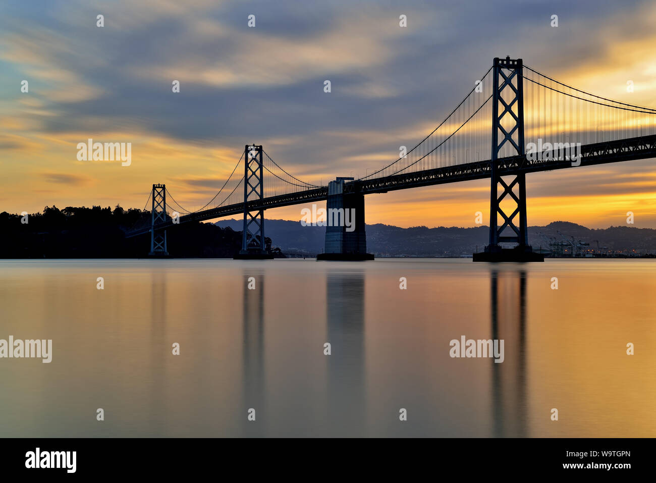 Al amanecer, el Puente de la bahía de San Francisco, California, Estados Unidos Foto de stock
