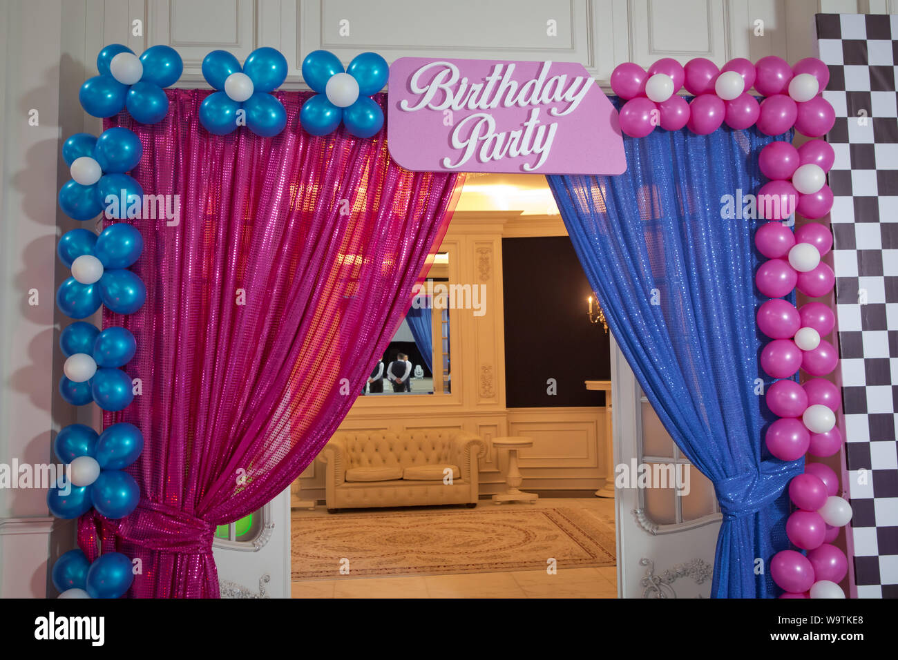 Portal Variedad Matemáticas Bakú, Azerbaiyán - 07.31.2018: decoración sencilla de nombres de bebé con  caricaturas en la ciudad de Azerbaiyán . Cumpleaños Parthy texto . Flores  hechas con azul Fotografía de stock - Alamy