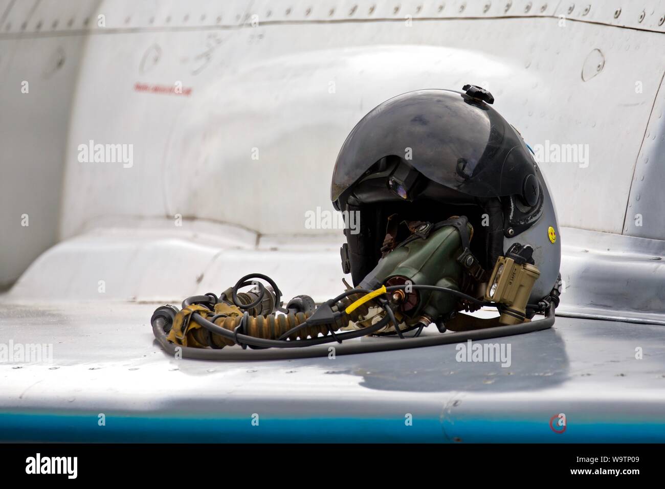 Los pilotos de combate de la Fuerza Aérea rumana del casco en el ala de un  MiG-21 LanceR C Fotografía de stock - Alamy