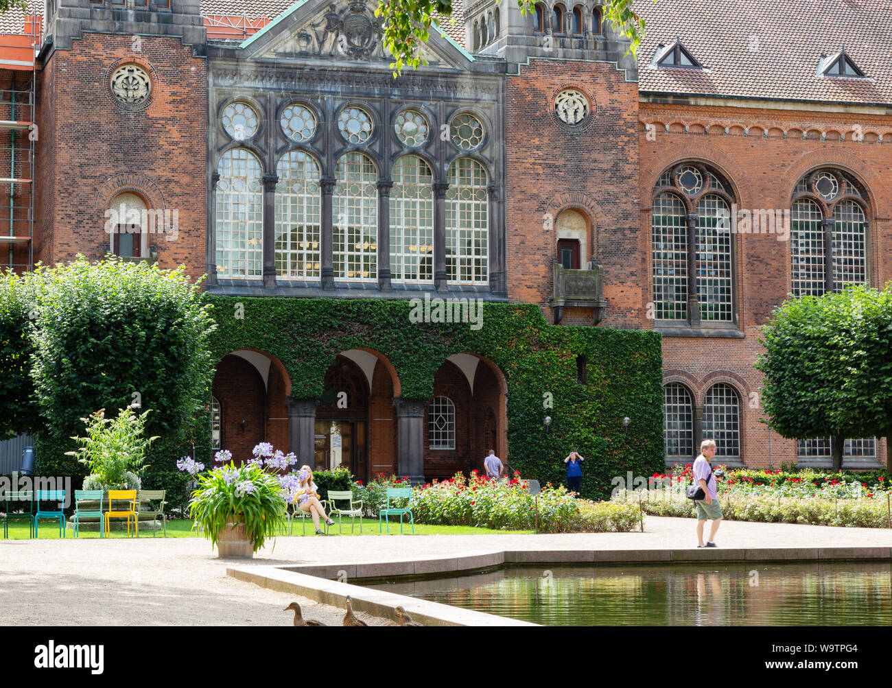 Biblioteca Real Jardín, y el edificio de la Biblioteca Real de Dinamarca, Copenhague, Dinamarca Escandinavia Europa Foto de stock