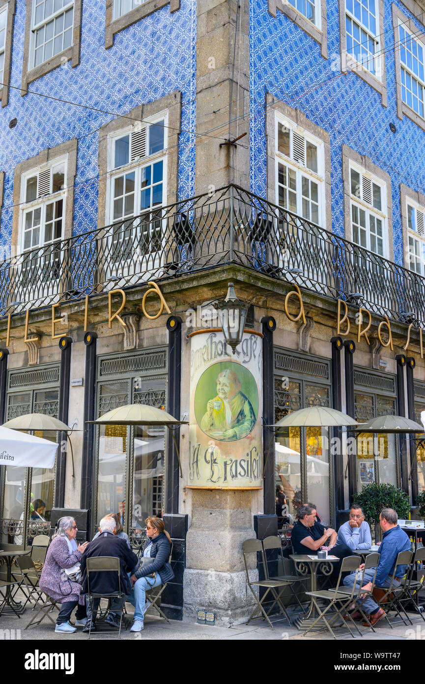 El Café Brasileira, un tradicional café antiguo decorado con azulejo. En el  centro de Braga, en el noroeste de Portugal Fotografía de stock - Alamy