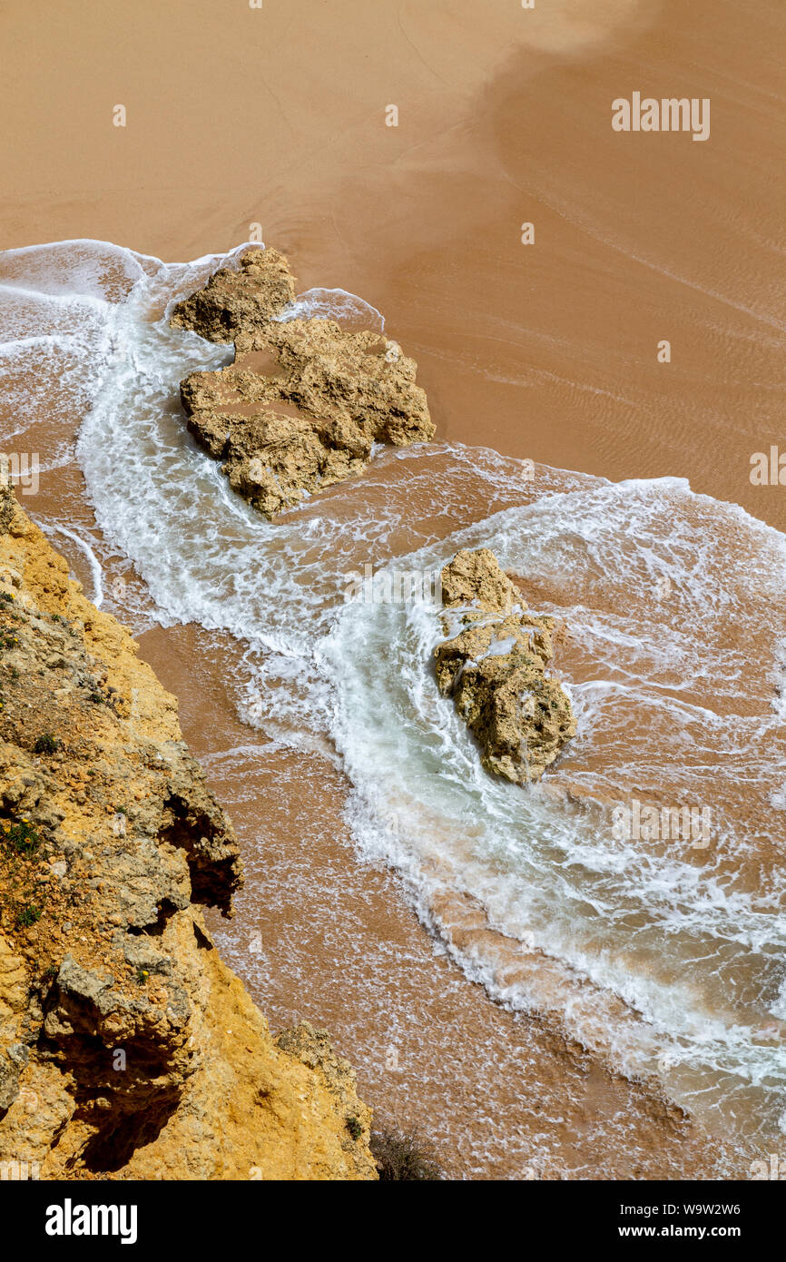 Playa en el sur de la costa del Algarve, Portugal. Foto de stock