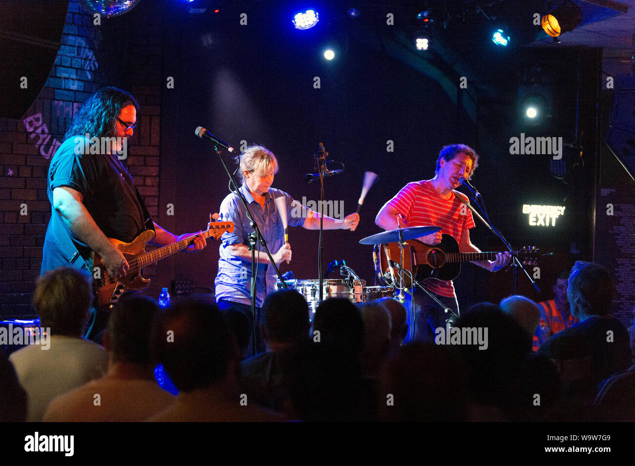 La banda de rock estadounidense Yo La Tengo en un concierto en el Club Social Brudenell, Leeds. Izquierda-Derecha, James McNew, Georgia Hubley e Ira Kaplan. Foto de stock