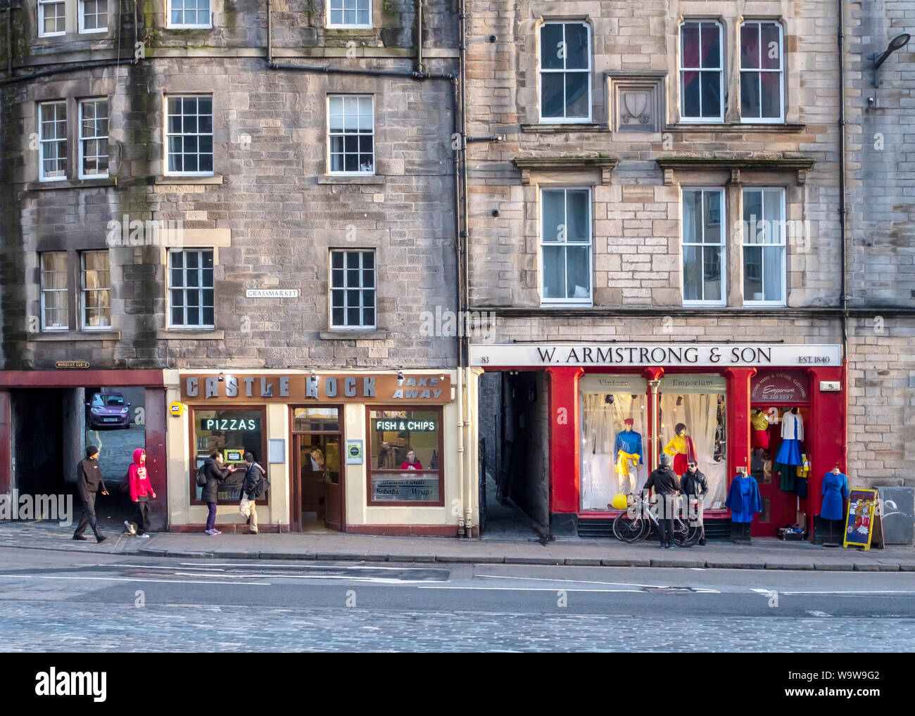 El Grassmarket, Edimburgo, Escocia, Reino Unido - incluyendo W. Armstrong & Hijo, una tienda de ropa de segunda mano. Foto de stock