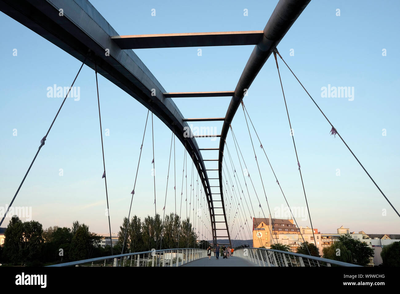 A la vista de los tres países puente que une las localidades de Huningue en Francia con la localidad alemana de Weil-Am-Rhein Foto de stock