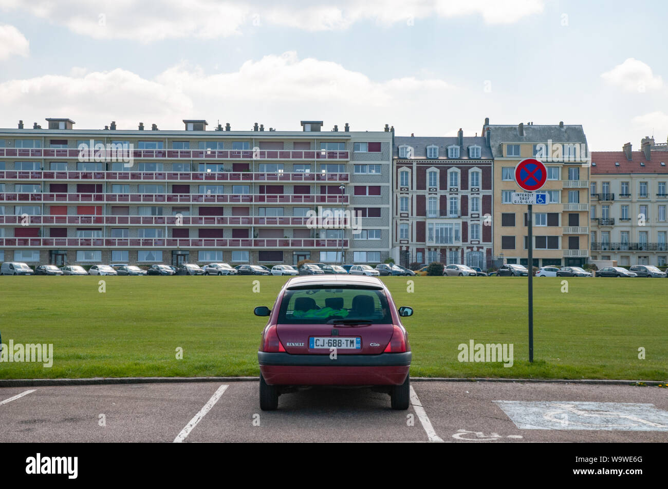 Solo coche aparcado en el Boulevard Maréchal Foch hacia bloques de pisos en el Boulevard de Verdun en primera línea de la playa de Dieppe, Francia. Foto de stock