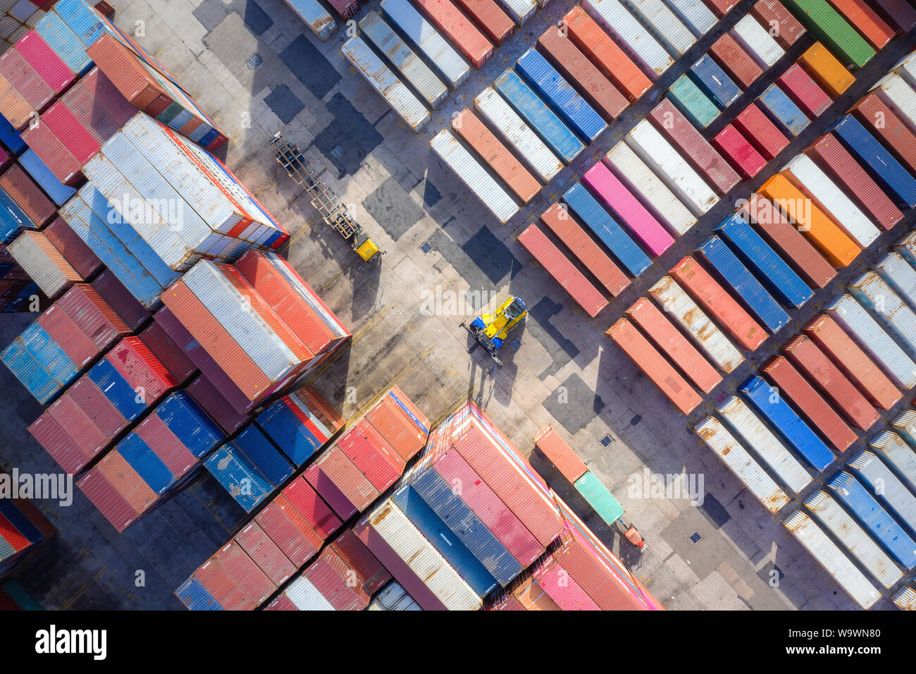 Buque portacontenedores en negocios de exportación e importación y logística. Envío de carga a puerto mediante grúa. El transporte de agua internacional. Vista aérea Foto de stock