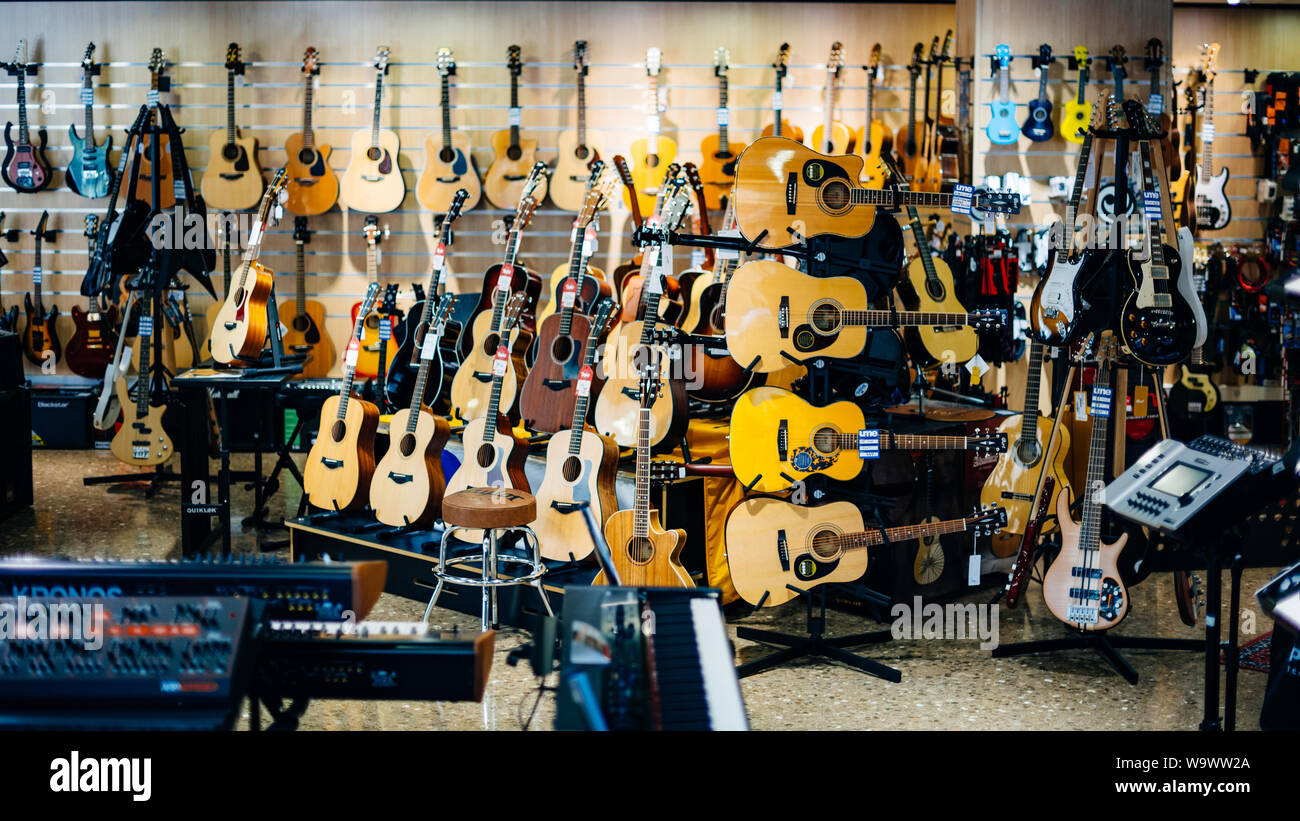 Barcelona, España - 14 Nov, 2017: Tienda de Instrumentos Musicales venta de  guitarras y diversos instrumentos de cuerda de guitarras acústicas de rock  metal Fotografía de stock - Alamy