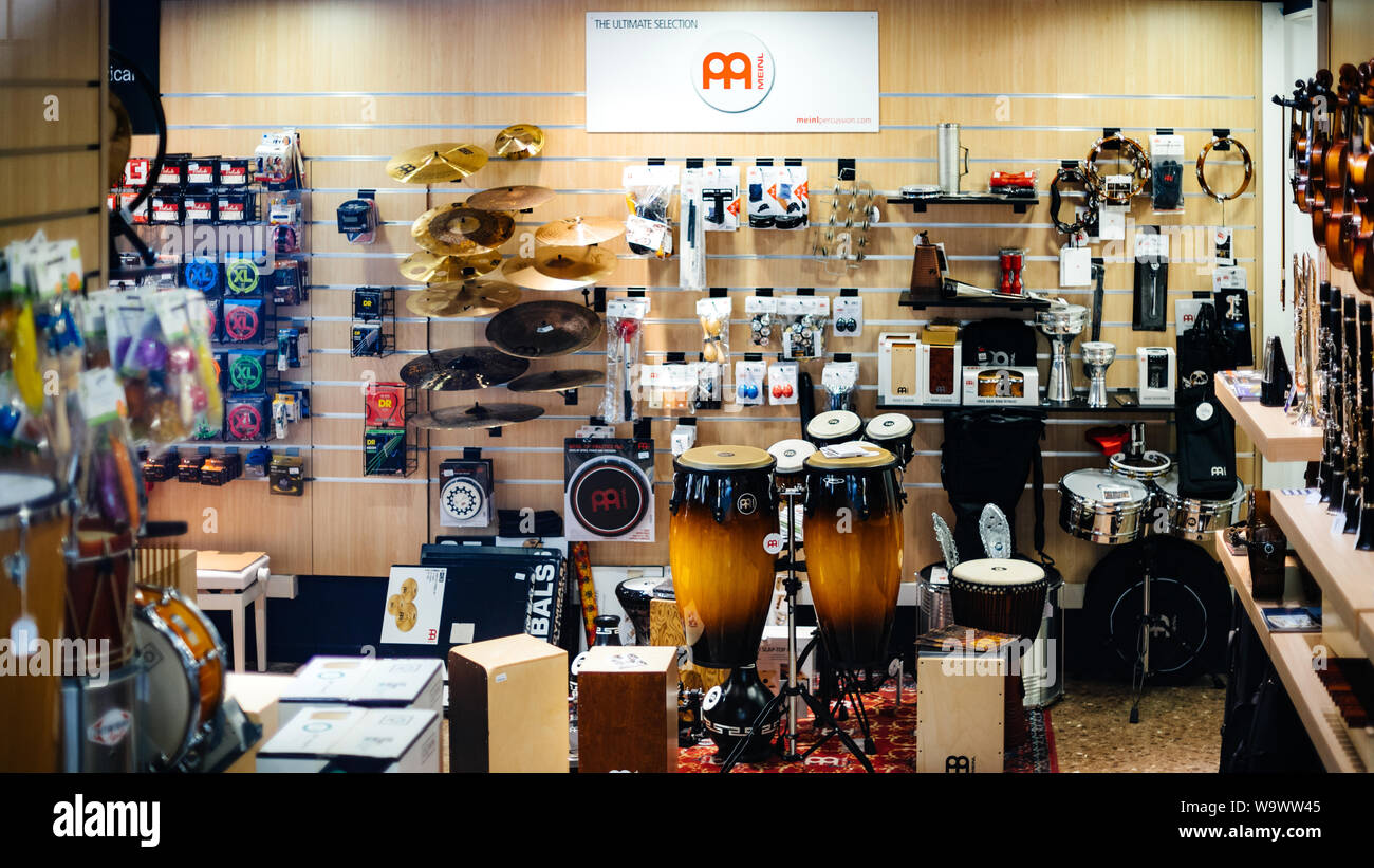 Barcelona, España - 14 Nov, 2017: Tienda de Instrumentos Musicales venta de  diversos objetos, tambores, guitarras, violines y accesorios distribuidor  Meinl Percussion Fotografía de stock - Alamy